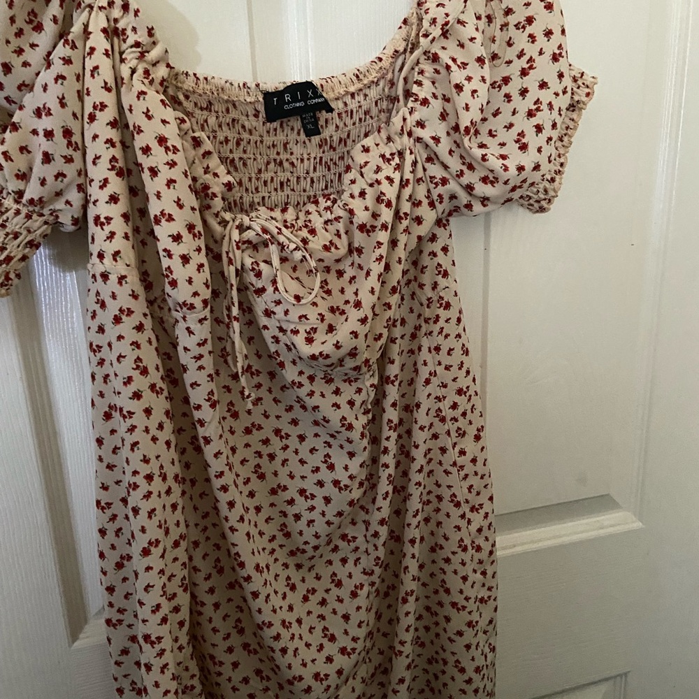 Floral beige dress, puffed shoulders